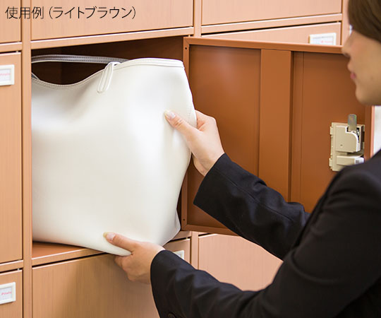 木目調ロッカー シリンダー錠タイプ ダークブラウン (3列4段) ダークブラウンの木目調が美しい、施錠されたロッカーの正面。