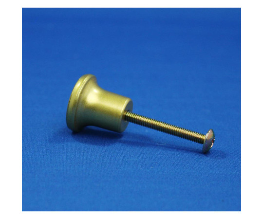 真鍮ホームツマミ　SG　22mm 滑らかな表面と繊細なデザインが際立つ、真正面から見た金属製のつまみ。