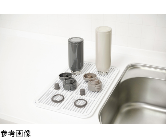 モテコOT栓 マグボトル 500mL GY 透明なボトルにスリムなデザイン、軽やかに持たれている様子