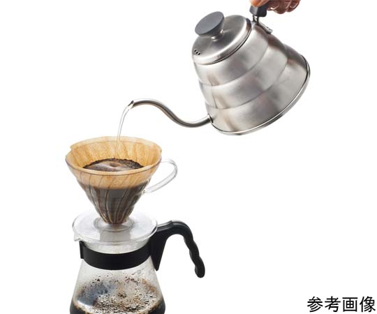 V60ドリップケトル・ヴォーノ 滑らかな曲線を持つ真っ黒なドリップケトルが手元から見える状態