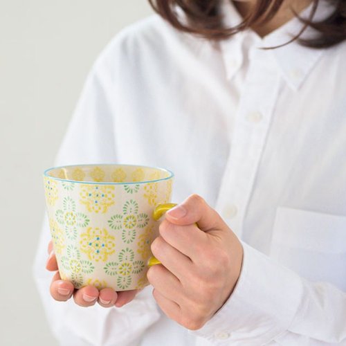 コーヒーカップ ハンドメイドアートマグカップ-4(4個) ヘッズ さまざまな色合いの模様が施されたマグカップが並んでいる様子
