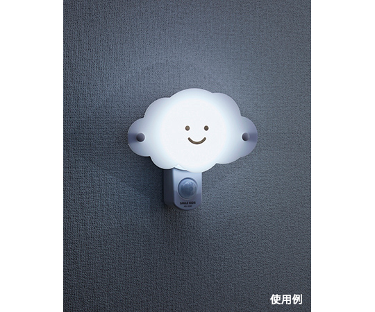 ウォールセンサーライト　くも 白い雲の形をしたセンサーライトが壁に取り付けられ、優しい光を放っている様子