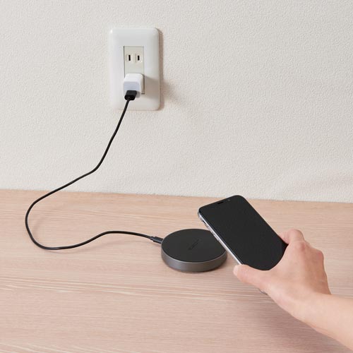 ワイヤレス充電器　Qi規格対応　5W　ブラック 円形デザインの充電器が前面に見える、滑らかなブラックの表面