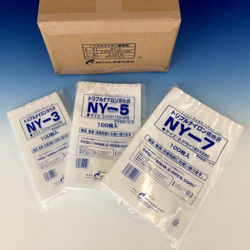 真空袋 トリプルナイロン規格袋 NY-7 中本アドバンストフィルム しっかりとした厚みのある透明な袋がたたまれている様子