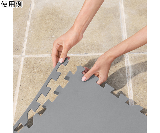 フロアプロテクター 1.96m×1.96m グレー 1組(17枚入) 灰色のフロアプロテクターが広げられた状態、正方形の配置で整然としている様子