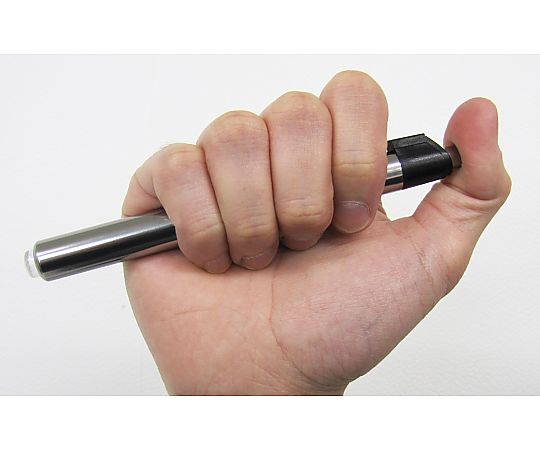 [単4x2本] フラッシュライト/LED(ペン型) 光を放つペン型デバイスが横向きに置かれた状態