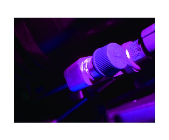 3WLED紫外線コードレスライトセット　充電器付き 充電器付きの本体が立てて置かれ、明るい紫外線ライト部分が強調された様子