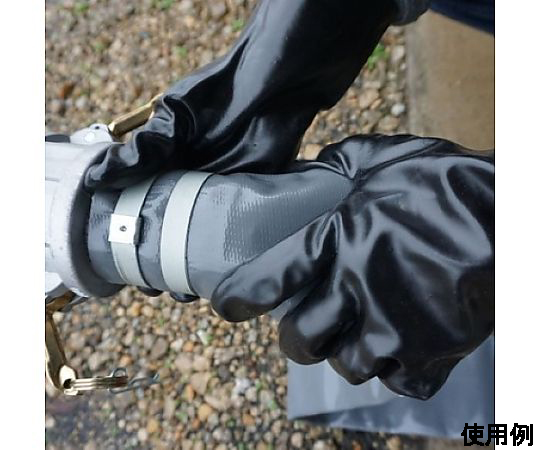 355mm ブチルゴム手袋 艶のある表面を持つ手袋が直立し、手の形に沿った柔らかなカーブが見える。