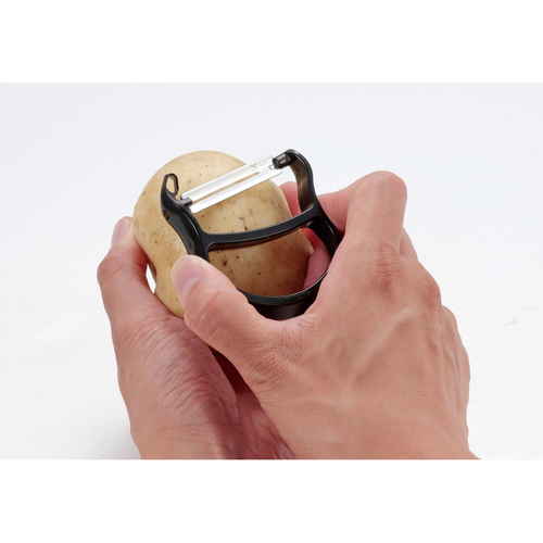 ピーラー　シェラカップ調理器用ピーラー　キャプテンスタッグ 製品の上部が見える横向きの状態で、持ち手が強調されたデザインが際立っている。