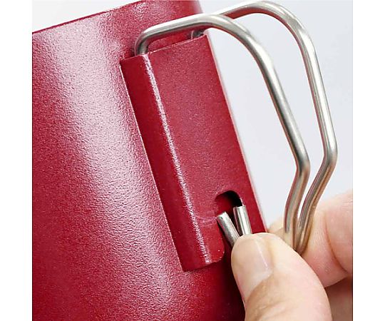 330ml マグカップ(ステンレス製/OD) 金属製のマグカップがスタイリッシュに置かれている様子