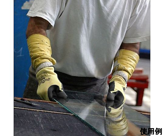 [S] 手袋(耐切創/ステンレス系・ポリエステル・天然ゴム グレーと黒の手袋が両手分並べられ、耐切創素材の質感が際立つ様子