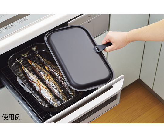ラクッキング 鉄製蓋・ハンドル付角型グリルパン ウェーブ 30×18cm 持ち手と蓋が付いた角型グリルパンの上面が見える状態