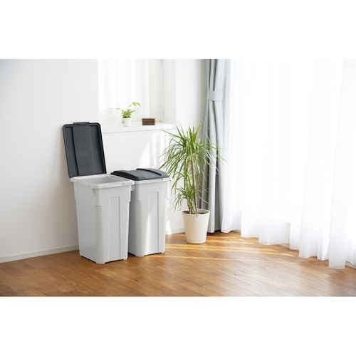 ゴミ箱　屋外兼用　45L　連結カラー分別ペール　チャコールブラック 高台に設置された連結可能なペールの側面が見える状態