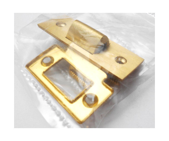 真鍮三角ゴンベ　中 金色の三角形をした器具が正面から見える状態