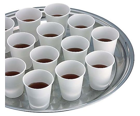 ホワイトカップ 90mL 80個 透明なカップが縦に整然と並べられた様子