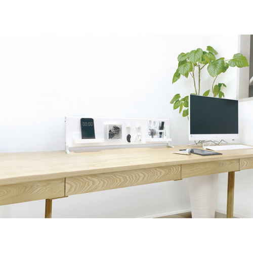 マグネットボードスタンド　ロータイプ　90cm 薄い色のボードが立てられた状態で、上部にマグネットによるクリップが見える様子