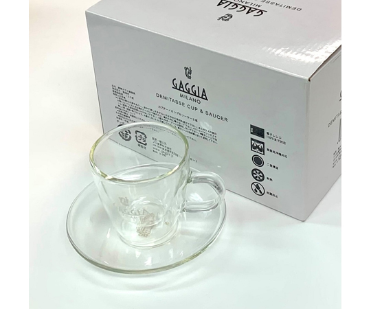 GAGGIA ロゴ入り デミタスカップ＆ソーサー2客セット 白地に鮮やかなロゴが施されたデミタスカップとソーサーが対になって並んでいる様子。