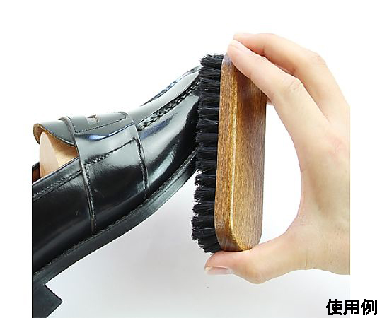 133x40mm 靴用ブラシ(豚毛) 白い毛のブラシが横向きに置かれた状態、ハンドル部分がしっかりと見える。