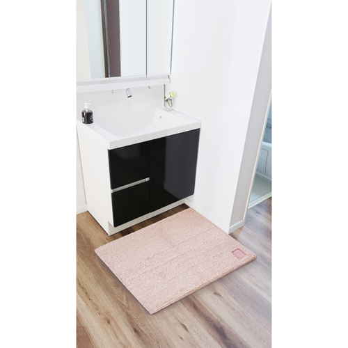 ひとひらバスマット　60x90　桜 柔らかな桜色のバスマットが、ふんわりとした質感で広がっている様子。