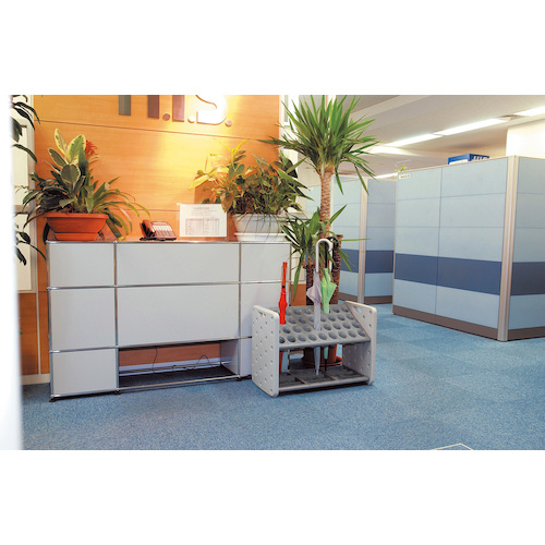 安全面を考慮し丸みのあるフォルムの傘立（36本）