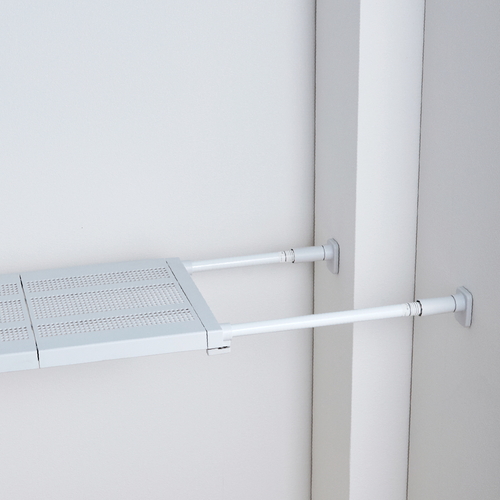 つっぱり棚　突っ張り棚　ワイド　幅95~150cm　マットホワイト　棚　ラック ホワイトの棚が壁にぴったりと設置され、収納スペースが広がっている様子