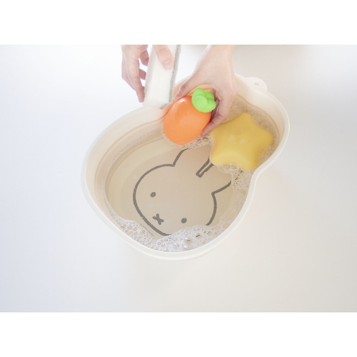 バケツ　miffy　折り畳み桶 白い折り畳み桶の側面にキャラクターのデザインが施されている様子
