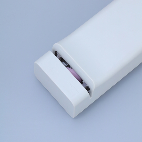 シャープナー　コンパクト電動シャープナー　包丁研ぎ コンパクトな形状で、電源ボタンが目立つ前面の様子