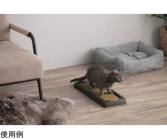 ダストレス猫の爪とぎスリム ブラウン 角度から撮影された、猫が爪とぎをしている様子のブラウン色の製品