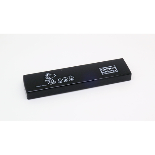 コンビセット　引きフタコンビ　スヌーピーBlack　各180mm 白い背景の上に並べられた2つの黒いスヌーピーデザインのコンビセット。