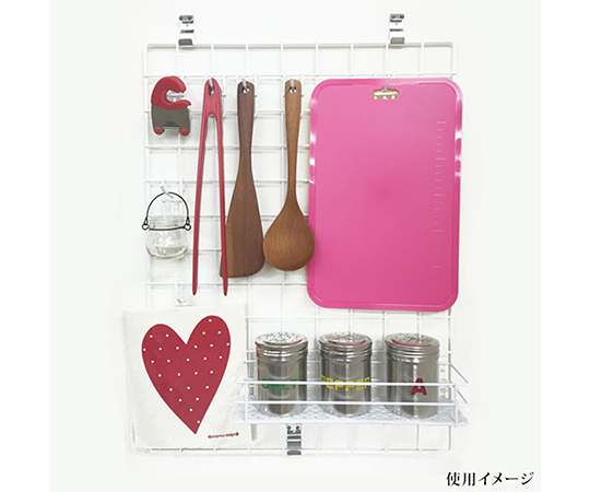 メッシュパネル用　メッシュフック　100　クローム　3本入 クローム仕上げのメッシュフックが3本、パッケージに並んでいる様子