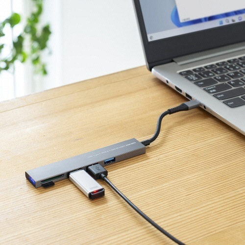 USB　5Gbps　3ポート　スリム　ハブ(カードリーダー付き・Type-C接続)　1個 コンパクトなデザインのコネクタ部分とカードリーダーが並ぶ様子
