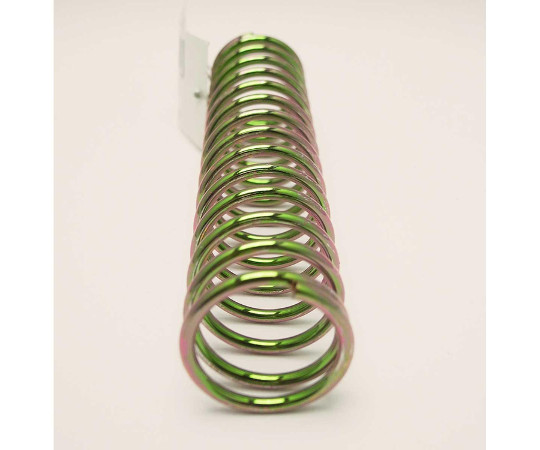 鉄押しバネ　線径2.6mm×外径28mm×自由長120mm 中央に位置する、きれいに整った金属製のスプリング