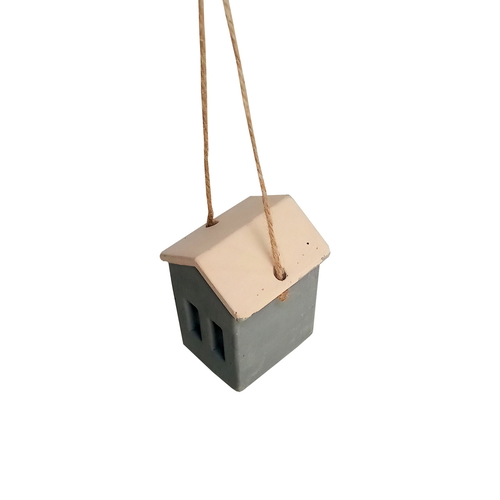 ガーデンオーナメント　コティ・ハンギングオーナメント・B　グレー 上部から吊るされたオーナメントが装飾された状態