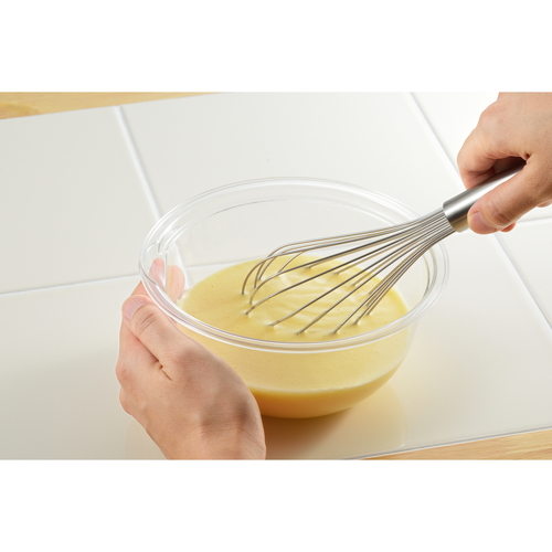 ボウル 料理のいろは レンジボウル 15cm プラスチック製 透明なプラスチック製のボウルが平置きされ、内側にはカラフルな食材が盛り付けられている様子