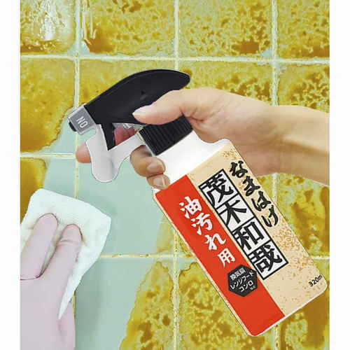 洗剤 茂木和哉 キッチンのなまはげ 油汚れ用 スプレー 320ml スプレーのボトルが斜めに傾き、透明な液体が豊かな泡を伴っている様子