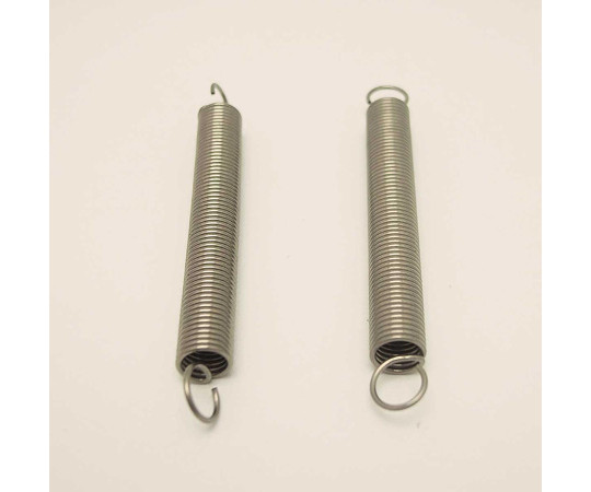 ステンレス引きバネ　線径0.9mm×外径8mm×自由長70mm　2個入 二つのバネが横に並んでいる様子、金属の光沢が際立つ状態