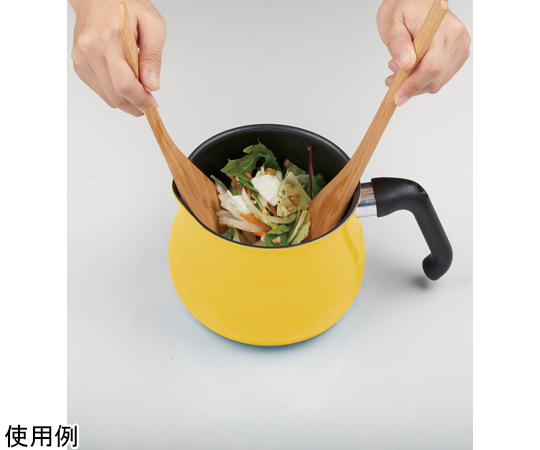 ToMay IH対応マルチポット M イエロー 特徴的な甲高いフォルムと鮮やかなイエローの表面が目を引く、持ち手付きの調理器具が正面を向いている様子