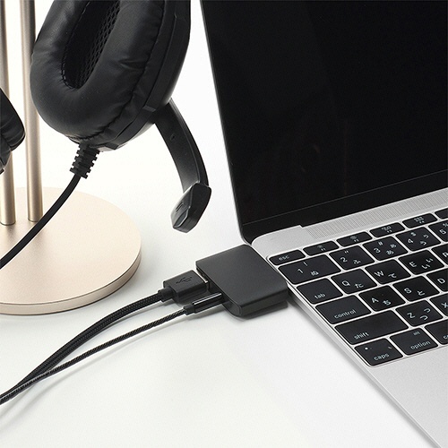 ミヨシ　オーディオUSB変換アダプタType-C　4極　1個 商品が黒いケーブルとコネクタ部分を強調した状態で横向きに配置されている様子