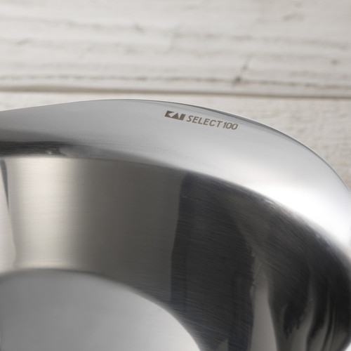 SELECT100　ボウル　25cm 底が平らな白い陶器のボウル、内側に美しいグラデーションが施されている。