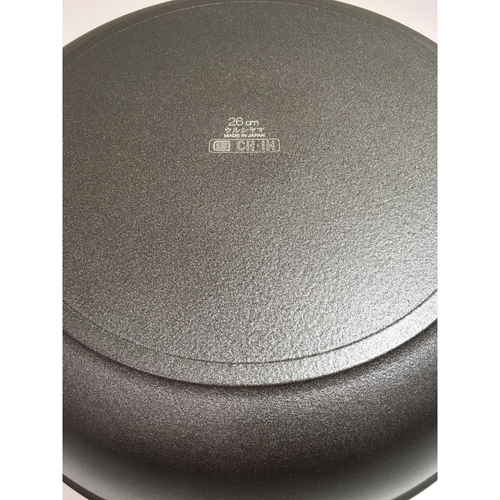 フライパン　20cm　テフロン加工　モデルノIH　IH対応 テフロン加工の表面が光沢を持ち、持ち手が見える角度からの撮影。