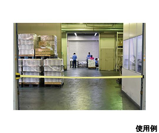 48mmx3m バリケードベルト(黄) 鮮やかな黄色のベルトが伸びている状態で、取り付け金具が目立つ視点。