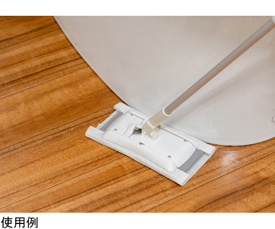 ワンプッシュトイレワイパー 145×80×666mm 商品の持ち手部分が横から見える状態