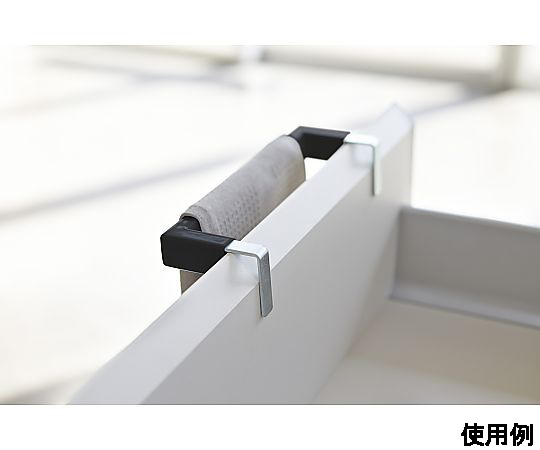 190x 60-70x40mm タオルハンガー(スチール製) シルバーのスチール製ハンガーが壁に取り付けられた上からのアングル