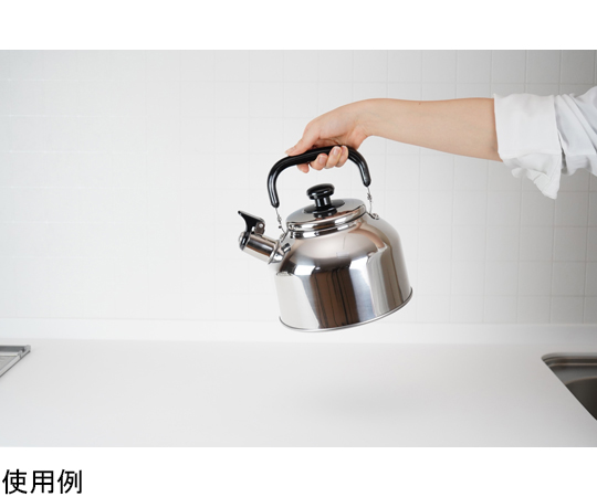 リラカン IH対応笛吹広口ケトル 3.6L 光沢のある金属製のケトルが正面から見える状態、持ち手は上に向かい安定感を示す。