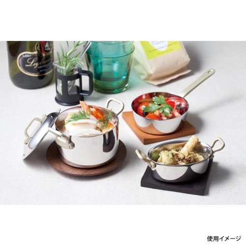 プチテーパーパン 片手・深型鍋 10cm(蓋なし) トーダイ 深型の鍋が斜め上から撮影されている状態。手に持つための取っ手が際立ち、陶器の質感が強調されている。