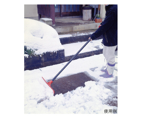 雪押くん　45cm 白色の三角形の部分が目立つ、長柄の道具が横に置かれている状態