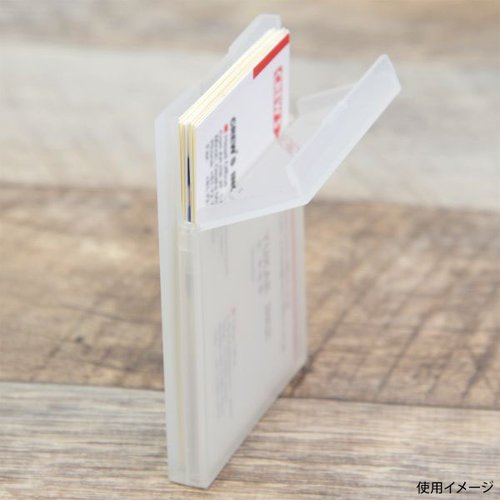 筆記具 スマートカードケース クルーズ [ケース販売] 金色の装飾が施された柔らかい素材のケースが横向きに置かれている。