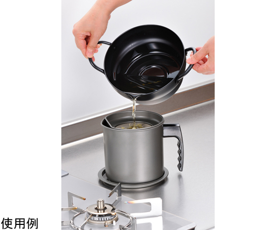 彩食庵 段付天ぷら18cm＆木柄フライヤー 白色のフライヤーと段付き天ぷらの組み合わせが横から見える状態