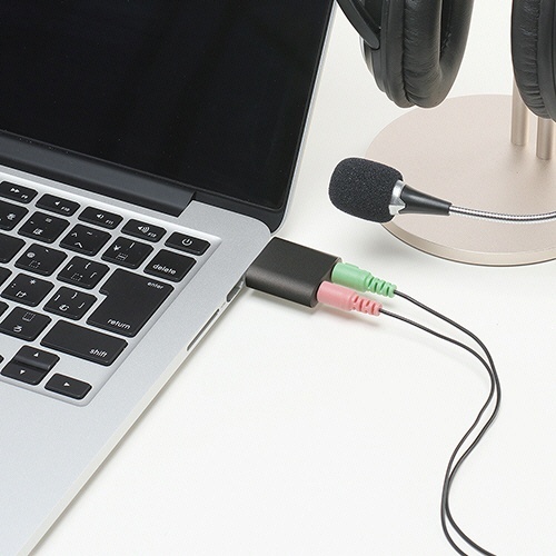 ミヨシ　PC用オーディオUSB変換アダプタ　3極　1個 黒色のアダプタが上面から撮影されている状態、ケーブル接続部分が見える。