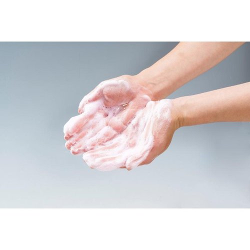 ハンドソープ 薬用水石鹸液iグリーン(バイオマスボトル) 500ml アルボース ラベルが正面に向いた、透明なボトルに入った緑色の液体